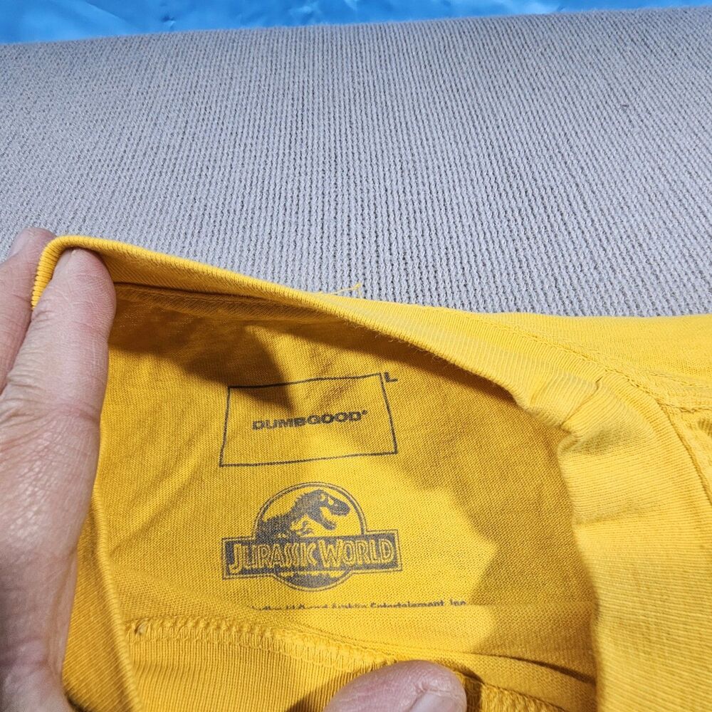 VTG Dumbgood Jurassic Park Graphic Logo Crew Neck T-Shirt Yellow Mens L - Picture 4 of 5